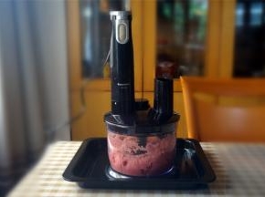 如果没有料理机，剁肉前记得先用沸水将砧板冲洗干净。有料理机最好，省力又卫生点。