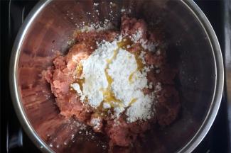 将搅打好的食材倒出到大打蛋盆中，加入所有调味料。