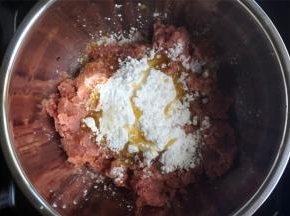 将搅打好的食材倒出到大打蛋盆中，加入所有调味料。