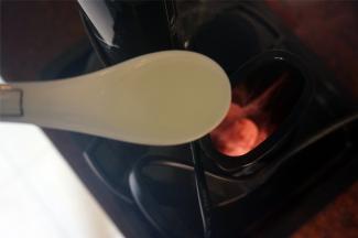 将瑶柱，猪肉放入料理机，加入两勺清水，启动机器搅打食材至糜烂。