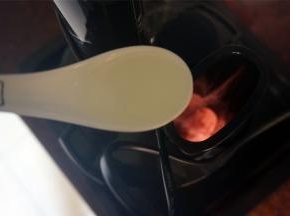 将瑶柱，猪肉放入料理机，加入两勺清水，启动机器搅打食材至糜烂。