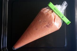 将肉糜装入裱花袋。