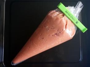 将肉糜装入裱花袋。