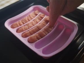 慢慢挤到火腿肠硅胶模具中，往上突出一点点也无所谓。