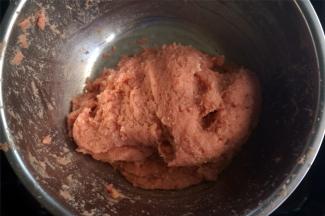 反复摔打肉胶至出现粘性，弹性为止。