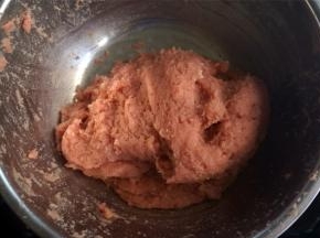 反复摔打肉胶至出现粘性，弹性为止。