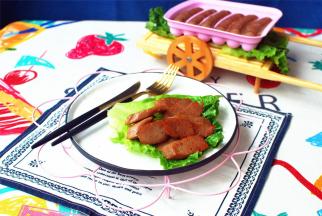 蒸好后脱模装碟即可食用，或者切片后，放点酱油糖煎一下，风味更好。