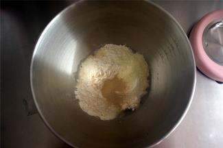 将除黄油外的主食材放入面包机，先低速后高速揉面。