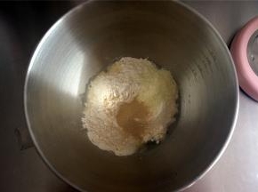 将除黄油外的主食材放入面包机，先低速后高速揉面。