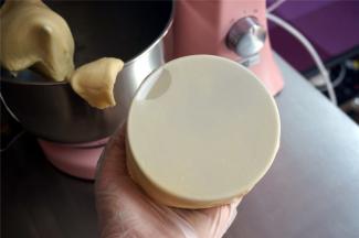 先低速后高速揉面，揉至面团完全扩展，破口光滑，手套膜没有絮状即可。