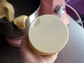 先低速后高速揉面，揉至面团完全扩展，破口光滑，手套膜没有絮状即可。