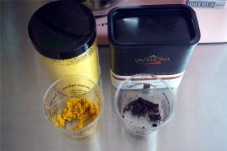 南瓜粉，可可粉分别加入少许热水，拌成团状，略干的程度即可。