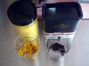 南瓜粉，可可粉分别加入少许热水，拌成团状，略干的程度即可。