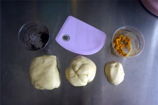 分别称量60克，180克的面团，剩下的为一个面团。