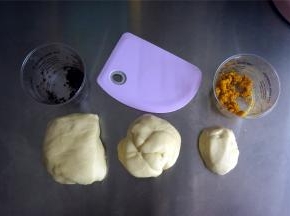 分别称量60克，180克的面团，剩下的为一个面团。