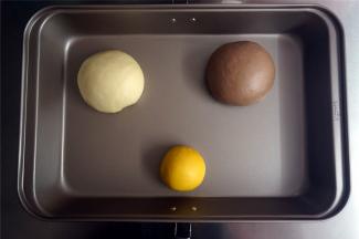 60克的面团加入南瓜糊揉合，180克的原色面团保持不变，剩下那个面团加入可可糊揉合。
8、