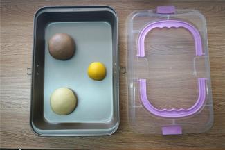 将面团分别压扁排气，然后收圆。