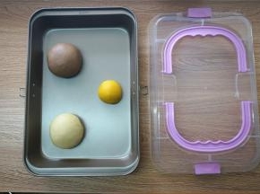 将面团分别压扁排气，然后收圆。