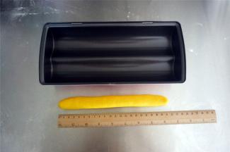 制作蛋黄：将黄色面团搓成21厘米的棒状，比模具略短即可。