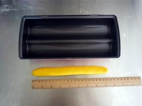 制作蛋黄：将黄色面团搓成21厘米的棒状，比模具略短即可。