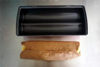 将最外层的可可面团接口捏紧。