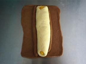 剩余的可可面团，擀成21*18厘米的面片，将步骤14包裹住。