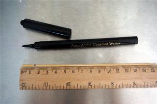 制作发酵标记：取一根竹签或牙签，在1.5厘米处做一个标记。