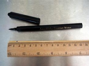 制作发酵标记：取一根竹签或牙签，在1.5厘米处做一个标记。