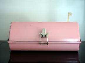 将做了标记的一端插入吐司盒的小孔处。随着面团的二次发酵，竹签会慢慢往上升，看到标记处，发酵完成，大概40分钟。