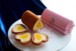 出炉后，马上倒扣脱模，完全冷却后切片即可享用。