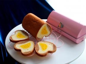 出炉后，马上倒扣脱模，完全冷却后切片即可享用。