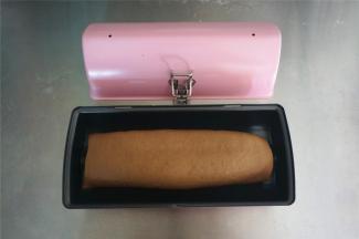 面团收口朝下，放入心形吐司模具中，盖上盖子。