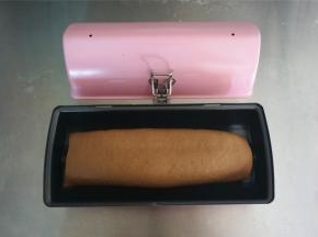 面团收口朝下，放入心形吐司模具中，盖上盖子。