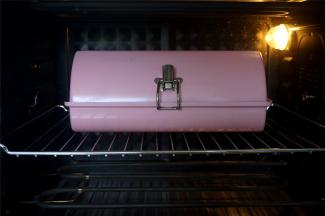 烤箱上下火180度预热后，将吐司盒放入中下层，烘烤30分钟出炉。