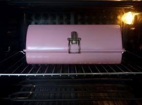 烤箱上下火180度预热后，将吐司盒放入中下层，烘烤30分钟出炉。