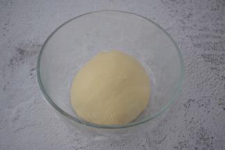 取出面团揉圆盖上保鲜膜放在温暖处发酵至两倍大左右