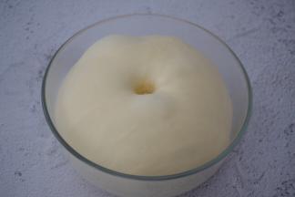 手指沾水或面粉戳一小洞，不反弹不回缩即发酵成功