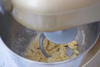 启动一档慢速揉面3分钟，再转三档快速揉面7分钟，等停止后再转三档快速揉面10分钟，一共20分钟