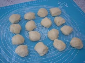 取出面团揉均匀分成16份相同大小的面团，盖上保鲜膜醒发15分钟