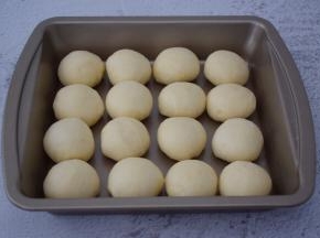 再次揉圆放入不沾烤盘