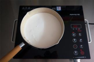 将600克椰浆，270克细砂糖放入牛奶锅，轻轻搅拌一下，然后用细火加热至40度左右离火。