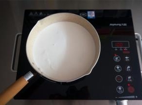 将600克椰浆，270克细砂糖放入牛奶锅，轻轻搅拌一下，然后用细火加热至40度左右离火。