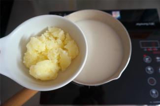 加入60克黄油块，轻轻搅拌，用椰浆的温度让黄油融化。
