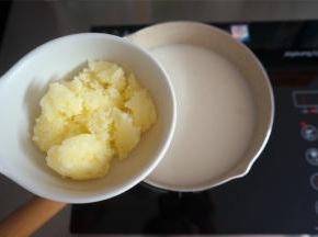 加入60克黄油块，轻轻搅拌，用椰浆的温度让黄油融化。