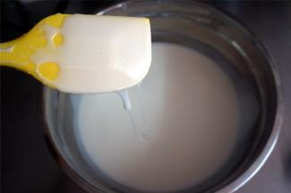 将全部木薯淀粉加入到混合液中，用打蛋器搅拌混合成稀糊状，用刮刀勺起面糊能滑落的状态。