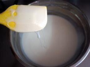 将全部木薯淀粉加入到混合液中，用打蛋器搅拌混合成稀糊状，用刮刀勺起面糊能滑落的状态。