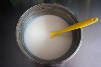 将面糊过筛，成为细腻的面糊。