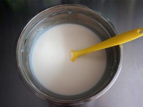 将面糊过筛，成为细腻的面糊。