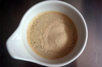 酵母用45克温水融化。