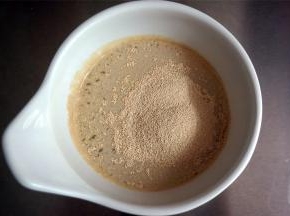 酵母用45克温水融化。